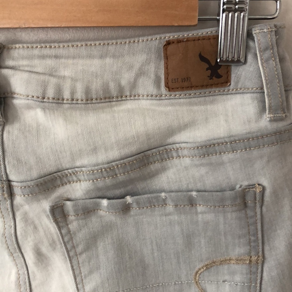 American Eagle Light Grey distressed Jeans Size 6 Super Stretch - Picture 4 of 11